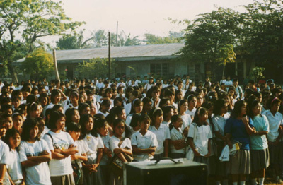Philippine students hearing the Gospel.